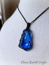 画像8: 虹入り🌈✨高品質アンダラクリスタル（シエラネバダ産）美原石ネックレス・ペンダント エレスチャルサファイア  ブルー 青 シンプル＆ナチュラル マクラメ 1点もの パワーストーン 天然石 ハンドメイドアクセサリー スピリチュアル お守り ヒーリングジュエリー　金属アレルギー対応 (8)