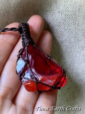 画像6: 石全長4cm大ぶり♪ 高品質アンダラクリスタル（シエラネバダ産）ネックレス・ペンダント  宝石質 希少レムリアンサンライズ / ドラゴンズブラッド レッド 赤 シンプル＆ナチュラル マクラメ 1点ものパワーストーン天然石ハンドメイドアクセサリー スピリチュアルお守りヒーリングジュエリー (6)