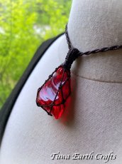 画像24: 石全長4cm大ぶり♪ 高品質アンダラクリスタル（シエラネバダ産）ネックレス・ペンダント  宝石質 希少レムリアンサンライズ / ドラゴンズブラッド レッド 赤 シンプル＆ナチュラル マクラメ 1点ものパワーストーン天然石ハンドメイドアクセサリー スピリチュアルお守りヒーリングジュエリー (24)
