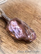 画像2: 高品質アンダラクリスタル（シエラネバダ産）ネックレス・ペンダント  希少ハートオブゴッドウィズインピンク シンプル＆ナチュラル マクラメ 1点ものパワーストーン天然石ハンドメイドアクセサリー スピリチュアルお守りヒーリングジュエリー (2)