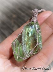 画像1: 両面使い可能♪ 大ぶり 高品質アンダラクリスタル（シエラネバダ産）ネックレス・ペンダント 希少エターナルスプリング/ パステルアイス 緑 ライトグリーン アップルグリーン  シンプル＆ナチュラル マクラメ 1点もの パワーストーン 天然石 ハンドメイドアクセサリー スピリチュアル お守り ヒーリングジュエリー 癒し効果 (1)