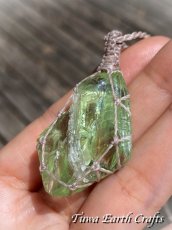 画像3: 両面使い可能♪ 大ぶり 高品質アンダラクリスタル（シエラネバダ産）ネックレス・ペンダント 希少エターナルスプリング/ パステルアイス 緑 ライトグリーン アップルグリーン  シンプル＆ナチュラル マクラメ 1点もの パワーストーン 天然石 ハンドメイドアクセサリー スピリチュアル お守り ヒーリングジュエリー 癒し効果 (3)