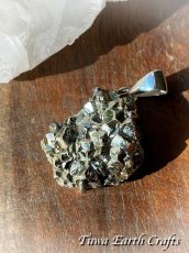 画像8: 【邪気払い・厄除け・金運アップ】高品質大ぶりパイライト原石（ペルー産）ペンダントトップ　1点物★パワーストーン天然石 お守りアクセサリー 鉱物 ヒーリングジュエリー　スピリチュアル  (8)