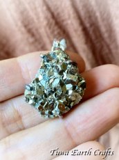 画像9: 【邪気払い・厄除け・金運アップ】高品質大ぶりパイライト原石（ペルー産）ペンダントトップ　1点物★パワーストーン天然石 お守りアクセサリー 鉱物 ヒーリングジュエリー　スピリチュアル  (9)