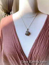 画像6: 【邪気払い・厄除け・金運アップ】高品質大ぶりパイライト原石（ペルー産）ペンダントトップ　1点物★パワーストーン天然石 お守りアクセサリー 鉱物 ヒーリングジュエリー　スピリチュアル  (6)