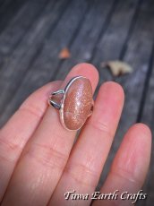 画像2: 大ぶり♪【自信向上・行動力アップ】キラキラ高品質レインボーサンストーン リング指輪 11号★1点物　パワーストーンお守りジュエリー天然石ヒーリングストーン アクセサリー (2)