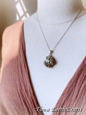 画像5: 【邪気払い・厄除け・金運アップ】高品質大ぶりパイライト原石（ペルー産）ペンダントトップ　1点物★パワーストーン天然石 お守りアクセサリー 鉱物 ヒーリングジュエリー　スピリチュアル  (5)