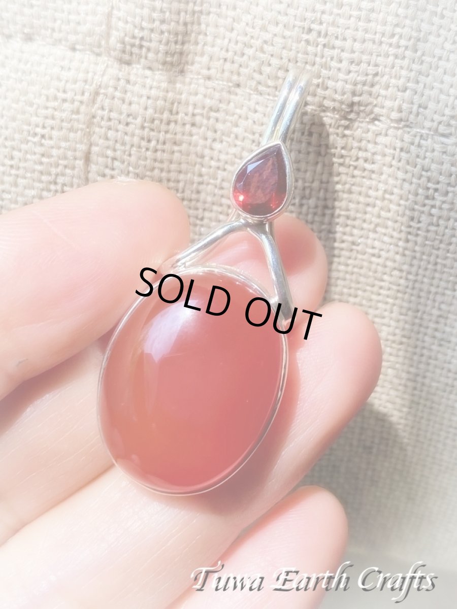 画像2: 【勇気・行動力アップ】大ぶり高品質カーネリアン ペンダントトップ with きらきらガーネット＊1点もの　パワーストーン 天然石アクセサリー　お守りジュエリー　ヒーリングストーン　 (2)