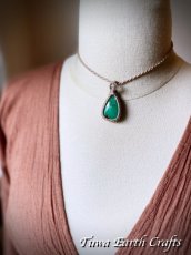 画像7: 【自信アップ・自己実現・才能開花・夢の実現】高品質クリソプレーズ（オーストラリア産）ペンダント/ネックレス with 水晶＊シンプル ナチュラル 生成り＊1点ものヒーリングストーン天然石パワーストーン マクラメアクセサリー ハンドメイド　金属アレルギー対応　スピリチュアル (7)