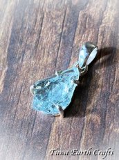 画像12: 【幸福のシンボル・癒しの石】高品質アクアマリン原石（ブラジル産）ペンダント 1点もの ★ ヒーリングジュエリー天然石パワーストーンお守りアクセサリー3月誕生石　スピリチュアル (12)