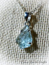 画像1: 【幸福のシンボル・癒しの石】高品質アクアマリン原石（ブラジル産）ペンダント 1点もの ★ ヒーリングジュエリー天然石パワーストーンお守りアクセサリー3月誕生石　スピリチュアル (1)