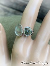 画像13: 宇宙から来た希少石♪ 高品質モルダバイト原石リング指輪 with リビアングラス原石 サイズ調節可能 オープンリング 15号 16号 天然石ジュエリー お守りアクセサリー　 (13)