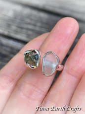 画像5: 宇宙から来た希少石♪ 高品質モルダバイト原石リング指輪 with リビアングラス原石 サイズ調節可能 オープンリング 15号 16号 天然石ジュエリー お守りアクセサリー　 (5)