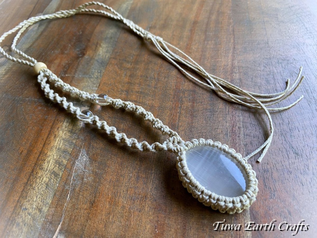 画像13: 地球と身体に優しいヘンプ素材【浄化・夢の実現・決断力アップ】大ぶり高品質セレナイト  ペンダント ネックレス 1点もの シンプル 生成り*無染色 麻素材 ヒーリング オーガニックファッション お守りジュエリー天然石パワーストーン マクラメ編みアクセサリー 金属アレルギー対応 スピリチュアル (13)