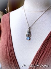 画像9: 【直感力アップ・潜在能力を引き出す】高品質レイボームーンストーン ペンダントトップ with 宝石質ブルートパーズ 1点もの★ヒーリングストーン天然石パワーストーンお守りアクセサリー ヒーリングジュエリー  (9)