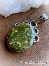 画像5: 【癒しの石】ヨモギ色　ユナカイト ペンダントトップ＊天然石パワーストーン　ヒーリング　アクセサリー　お守り　スピリチュアル (5)