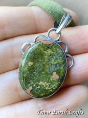 画像1: 【癒しの石】ヨモギ色　ユナカイト ペンダントトップ＊天然石パワーストーン　ヒーリング　アクセサリー　お守り　スピリチュアル (1)