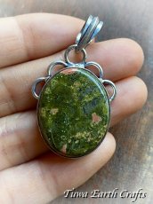 画像4: 【癒しの石】ヨモギ色　ユナカイト ペンダントトップ＊天然石パワーストーン　ヒーリング　アクセサリー　お守り　スピリチュアル (4)