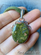 画像2: 【癒しの石】ヨモギ色　ユナカイト ペンダントトップ＊天然石パワーストーン　ヒーリング　アクセサリー　お守り　スピリチュアル (2)