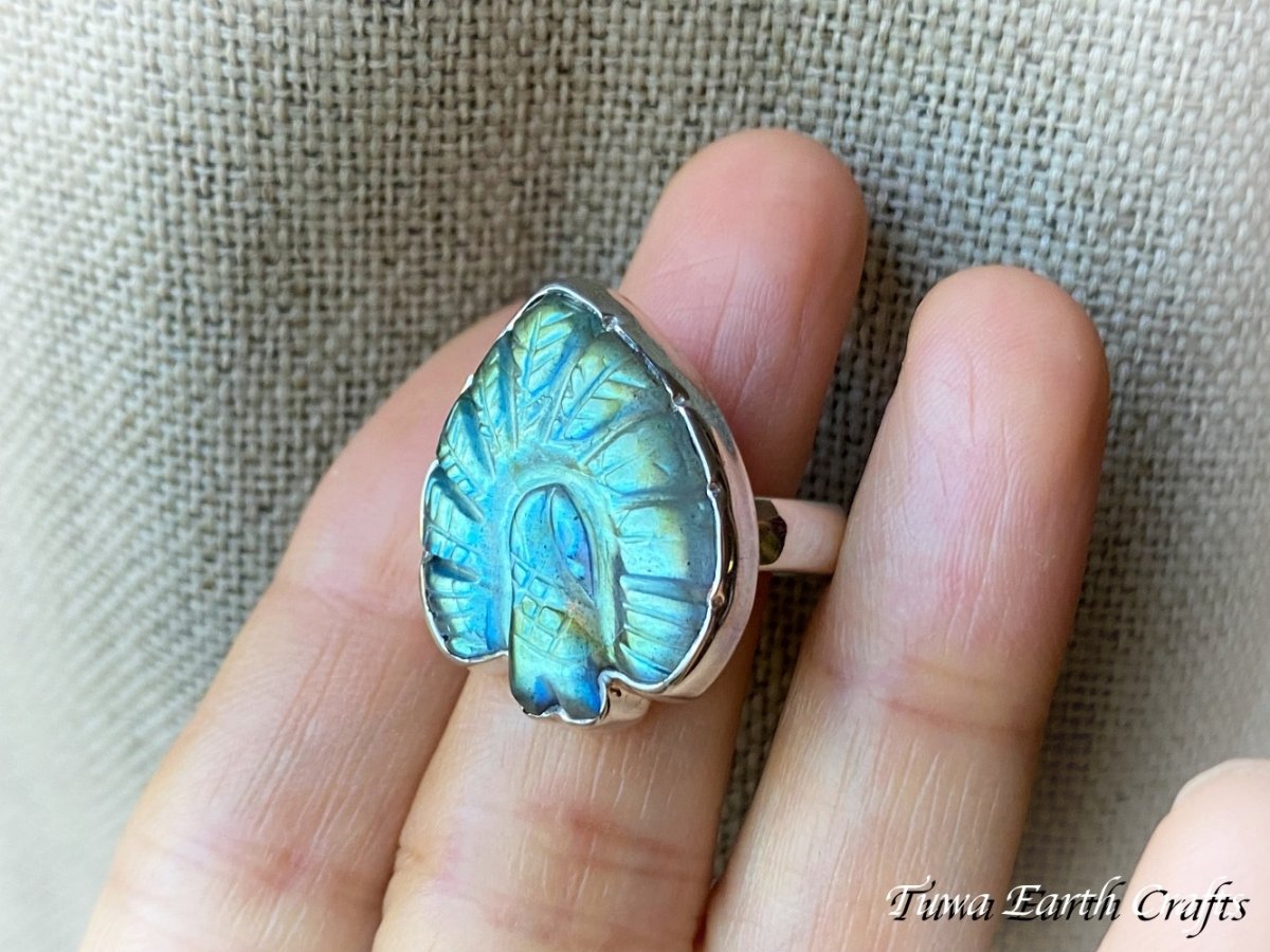 画像8: 手彫り孔雀【夢の実現をサポート】大ぶり 高品質 ラブラドライト  指輪 14号 1点もの ハンドメイド 神秘的ブルー 天然石パワーストーンアクセサリー ヒーリングジュエリーお守り スピリチュアル (8)