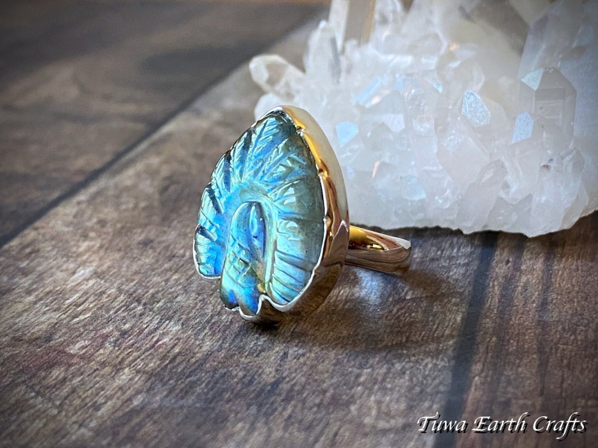 画像11: 手彫り孔雀【夢の実現をサポート】大ぶり 高品質 ラブラドライト  指輪 14号 1点もの ハンドメイド 神秘的ブルー 天然石パワーストーンアクセサリー ヒーリングジュエリーお守り スピリチュアル (11)