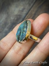 画像7: 手彫り孔雀【夢の実現をサポート】大ぶり 高品質 ラブラドライト  指輪 14号 1点もの ハンドメイド 神秘的ブルー 天然石パワーストーンアクセサリー ヒーリングジュエリーお守り スピリチュアル (7)