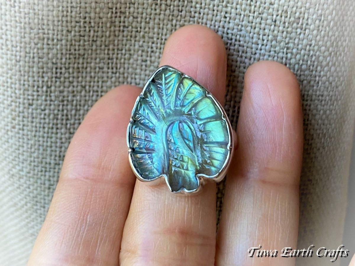 画像9: 手彫り孔雀【夢の実現をサポート】大ぶり 高品質 ラブラドライト  指輪 14号 1点もの ハンドメイド 神秘的ブルー 天然石パワーストーンアクセサリー ヒーリングジュエリーお守り スピリチュアル (9)