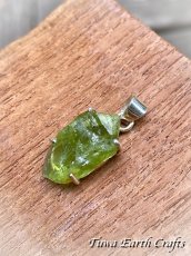 画像13: 【魔除け・厄除け・ポジティブ思考】 高品質ペリドット 原石 ペンダントトップ 大粒 オリーブグリーン★1点もの スターリングシルバー鉱物 天然石 お守り パワーストーンアクセサリー ヒーリングジュエリー　8月誕生石　ギフト・プレゼント スピリチュアル (13)