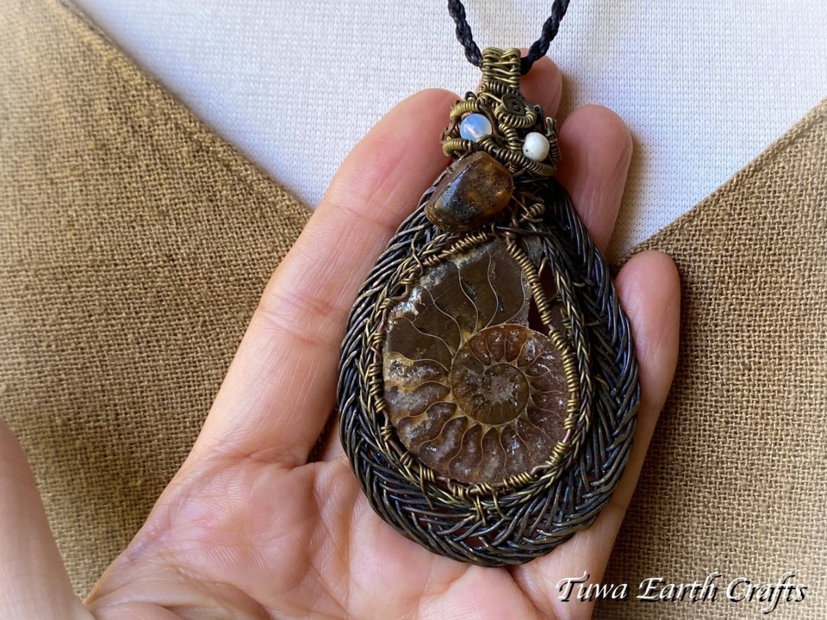 画像10: 1点もの【開運・生命力アップ・癒し】 高品質大ぶりアンモナイト化石ネックレス with メキシコ産琥珀アンバー ハンドメイド 手仕事 ワイヤーアート 天然石パワーストーン お守り ネックレス マクラメアクセサリー ヒーリング　トライバル ヴィンテージ風 (10)