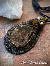 画像2: 1点もの【開運・生命力アップ・癒し】 高品質大ぶりアンモナイト化石ネックレス with メキシコ産琥珀アンバー ハンドメイド 手仕事 ワイヤーアート 天然石パワーストーン お守り ネックレス マクラメアクセサリー ヒーリング　トライバル ヴィンテージ風 (2)