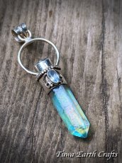 画像1: 【オーラの浄化・自分らしさ】高品質アクアオーラ水晶ポイント（アーカンソー産）&キラキラ宝石質ブルートパーズ ペンダントトップ ワンド パワーストーン天然石ヒーリング 瞑想スピリチュアル ジュエリーお守りアクセサリー (1)