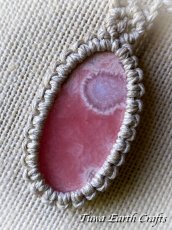 画像14: 石全長4.8cm 特大 大ぶり 高品質 インカローズ（ロードクロサイト）ペンダント・ネックレス 地球と身体に優しいヘンプ素材 シンプル＆ナチュラル 麻素材 生成り 1点物 マクラメ ハンドメイド お守り 天然石パワーストーンアクセサリー　ハンドメイド 金属アレルギー対応  (14)