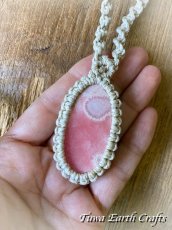 画像16: 石全長4.8cm 特大 大ぶり 高品質 インカローズ（ロードクロサイト）ペンダント・ネックレス 地球と身体に優しいヘンプ素材 シンプル＆ナチュラル 麻素材 生成り 1点物 マクラメ ハンドメイド お守り 天然石パワーストーンアクセサリー　ハンドメイド 金属アレルギー対応  (16)