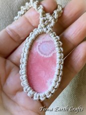 画像1: 石全長4.8cm 特大 大ぶり 高品質 インカローズ（ロードクロサイト）ペンダント・ネックレス 地球と身体に優しいヘンプ素材 シンプル＆ナチュラル 麻素材 生成り 1点物 マクラメ ハンドメイド お守り 天然石パワーストーンアクセサリー　ハンドメイド 金属アレルギー対応  (1)