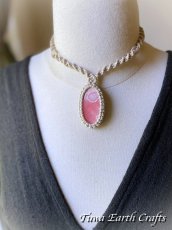 画像9: 石全長4.8cm 特大 大ぶり 高品質 インカローズ（ロードクロサイト）ペンダント・ネックレス 地球と身体に優しいヘンプ素材 シンプル＆ナチュラル 麻素材 生成り 1点物 マクラメ ハンドメイド お守り 天然石パワーストーンアクセサリー　ハンドメイド 金属アレルギー対応  (9)
