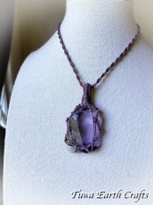 画像2: 石全長４cm大ぶり＆虹入り♪ 高品質アンダラクリスタル（シエラネバダ産）原石 ネックレス・ペンダント  ヴァイオレットソブリンアメジスト パープル シンプル＆ナチュラル マクラメ 1点ものパワーストーン天然石ハンドメイドアクセサリー スピリチュアルお守りヒーリングジュエリー (2)
