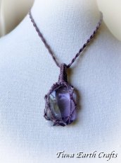 画像15: 石全長４cm大ぶり＆虹入り♪ 高品質アンダラクリスタル（シエラネバダ産）原石 ネックレス・ペンダント  ヴァイオレットソブリンアメジスト パープル シンプル＆ナチュラル マクラメ 1点ものパワーストーン天然石ハンドメイドアクセサリー スピリチュアルお守りヒーリングジュエリー (15)