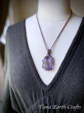 画像14: 石全長４cm大ぶり＆虹入り♪ 高品質アンダラクリスタル（シエラネバダ産）原石 ネックレス・ペンダント  ヴァイオレットソブリンアメジスト パープル シンプル＆ナチュラル マクラメ 1点ものパワーストーン天然石ハンドメイドアクセサリー スピリチュアルお守りヒーリングジュエリー (14)