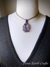 画像11: 石全長４cm大ぶり＆虹入り♪ 高品質アンダラクリスタル（シエラネバダ産）原石 ネックレス・ペンダント  ヴァイオレットソブリンアメジスト パープル シンプル＆ナチュラル マクラメ 1点ものパワーストーン天然石ハンドメイドアクセサリー スピリチュアルお守りヒーリングジュエリー (11)