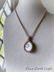 画像11: 両面使い可能♪ 聖なる貝 シヴァアイ ペンダント・ネックレス 1点もの 生成り シンプル＆ナチュラル　リバーシブル 天然石パワーストーンお守りアクセサリー マクラメ ハンドメイド  ヨガ 瞑想 サードアイ (11)