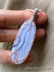 画像9: キラキラ結晶入り♪【ストレス・緊張緩和・癒し効果】石全長4cm 大ぶり高品質ブルーレースアゲート シンプル　ペンダント・ネックレス＊ブルーレースカルセドニー 1点もの マクラメ編み ハンドメイド天然石 お守り パワーストーンアクセサリー 癒し効果 ヒーリングジュエリー　金属アレルギー対応 (9)