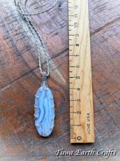 画像18: キラキラ結晶入り♪【ストレス・緊張緩和・癒し効果】石全長4cm 大ぶり高品質ブルーレースアゲート シンプル　ペンダント・ネックレス＊ブルーレースカルセドニー 1点もの マクラメ編み ハンドメイド天然石 お守り パワーストーンアクセサリー 癒し効果 ヒーリングジュエリー　金属アレルギー対応 (18)