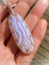 画像2: キラキラ結晶入り♪【ストレス・緊張緩和・癒し効果】石全長4cm 大ぶり高品質ブルーレースアゲート シンプル　ペンダント・ネックレス＊ブルーレースカルセドニー 1点もの マクラメ編み ハンドメイド天然石 お守り パワーストーンアクセサリー 癒し効果 ヒーリングジュエリー　金属アレルギー対応 (2)