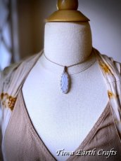 画像13: キラキラ結晶入り♪【ストレス・緊張緩和・癒し効果】石全長4cm 大ぶり高品質ブルーレースアゲート シンプル　ペンダント・ネックレス＊ブルーレースカルセドニー 1点もの マクラメ編み ハンドメイド天然石 お守り パワーストーンアクセサリー 癒し効果 ヒーリングジュエリー　金属アレルギー対応 (13)
