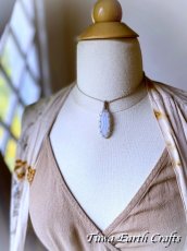 画像8: キラキラ結晶入り♪【ストレス・緊張緩和・癒し効果】石全長4cm 大ぶり高品質ブルーレースアゲート シンプル　ペンダント・ネックレス＊ブルーレースカルセドニー 1点もの マクラメ編み ハンドメイド天然石 お守り パワーストーンアクセサリー 癒し効果 ヒーリングジュエリー　金属アレルギー対応 (8)