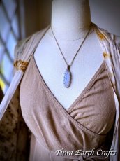 画像12: キラキラ結晶入り♪【ストレス・緊張緩和・癒し効果】石全長4cm 大ぶり高品質ブルーレースアゲート シンプル　ペンダント・ネックレス＊ブルーレースカルセドニー 1点もの マクラメ編み ハンドメイド天然石 お守り パワーストーンアクセサリー 癒し効果 ヒーリングジュエリー　金属アレルギー対応 (12)