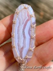 画像5: キラキラ結晶入り♪【ストレス・緊張緩和・癒し効果】石全長4cm 大ぶり高品質ブルーレースアゲート シンプル　ペンダント・ネックレス＊ブルーレースカルセドニー 1点もの マクラメ編み ハンドメイド天然石 お守り パワーストーンアクセサリー 癒し効果 ヒーリングジュエリー　金属アレルギー対応 (5)