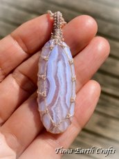画像1: キラキラ結晶入り♪【ストレス・緊張緩和・癒し効果】石全長4cm 大ぶり高品質ブルーレースアゲート シンプル　ペンダント・ネックレス＊ブルーレースカルセドニー 1点もの マクラメ編み ハンドメイド天然石 お守り パワーストーンアクセサリー 癒し効果 ヒーリングジュエリー　金属アレルギー対応 (1)