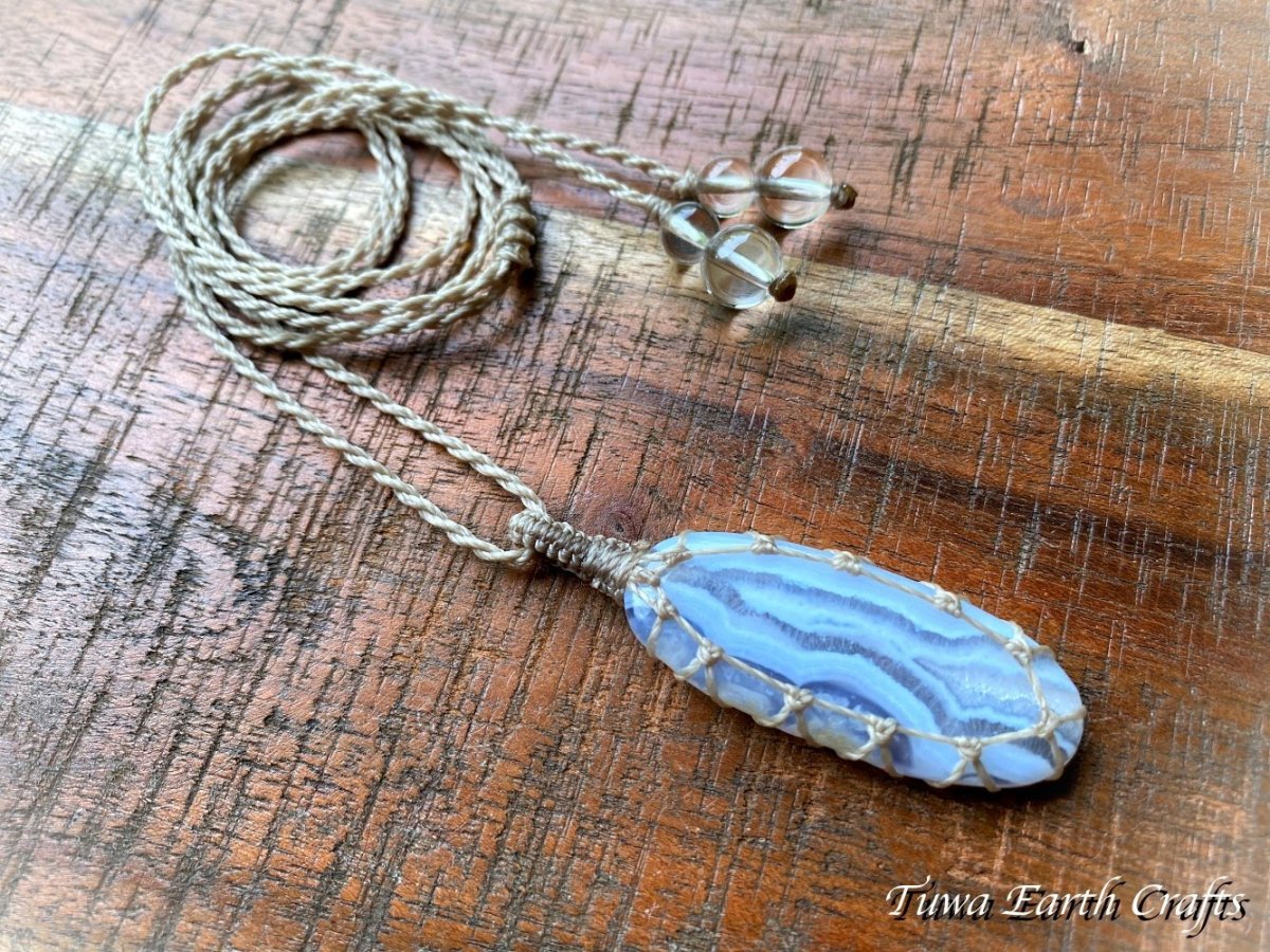 画像16: キラキラ結晶入り♪【ストレス・緊張緩和・癒し効果】石全長4cm 大ぶり高品質ブルーレースアゲート シンプル　ペンダント・ネックレス＊ブルーレースカルセドニー 1点もの マクラメ編み ハンドメイド天然石 お守り パワーストーンアクセサリー 癒し効果 ヒーリングジュエリー　金属アレルギー対応 (16)