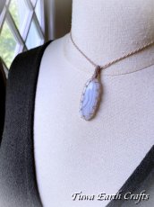 画像7: キラキラ結晶入り♪【ストレス・緊張緩和・癒し効果】石全長4cm 大ぶり高品質ブルーレースアゲート シンプル　ペンダント・ネックレス＊ブルーレースカルセドニー 1点もの マクラメ編み ハンドメイド天然石 お守り パワーストーンアクセサリー 癒し効果 ヒーリングジュエリー　金属アレルギー対応 (7)